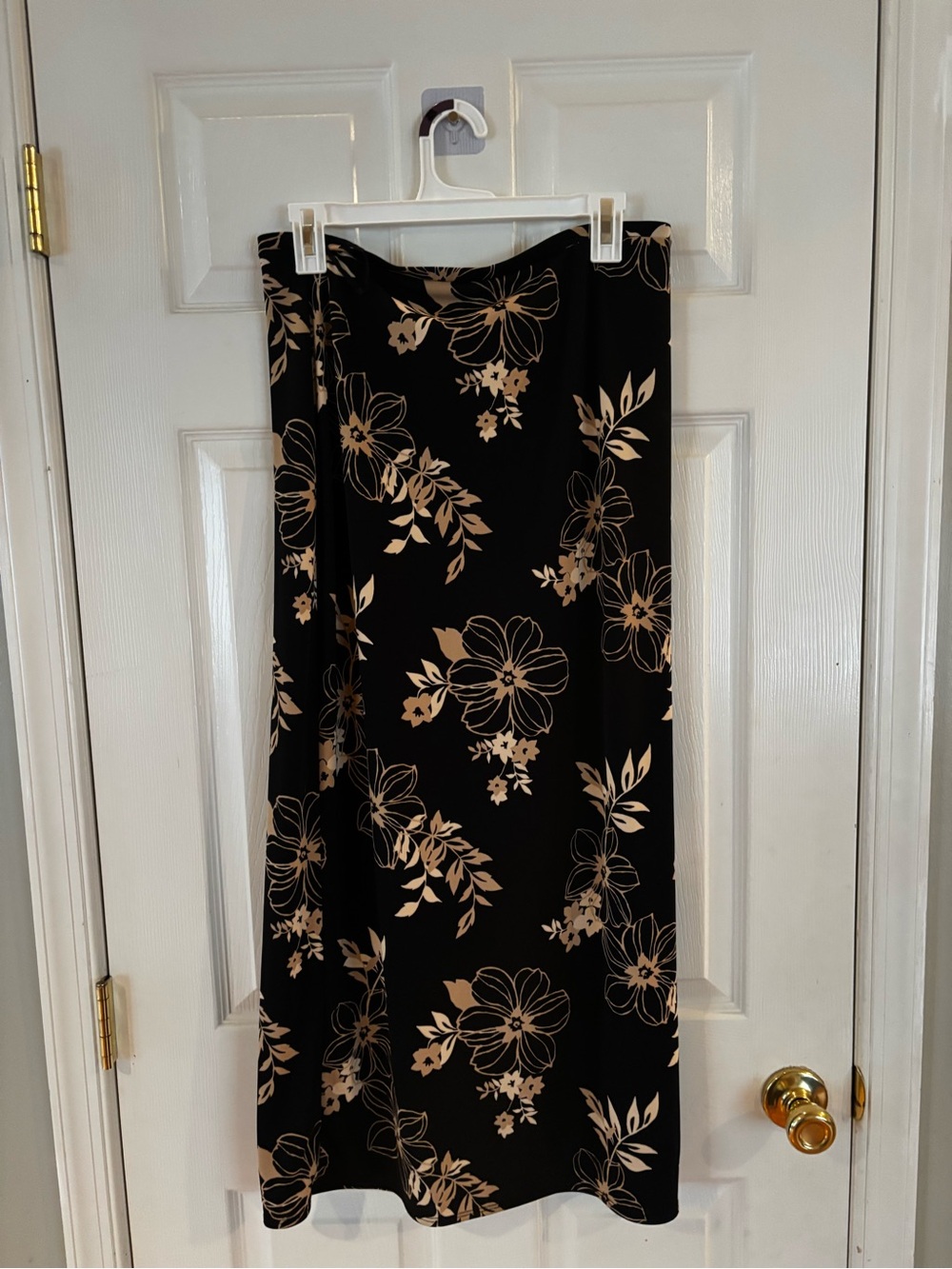 Amanda Smith Black Skirt Size M with Beige Floral Design With Slit